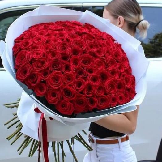 Шикарный букет высоких роз 