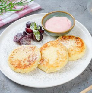 Сырники с малиновым соусом и сметаной