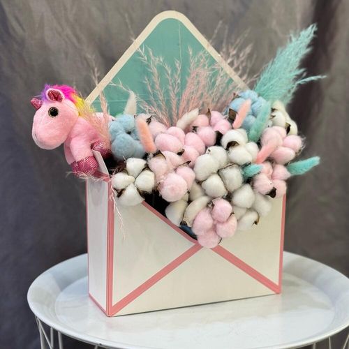 Букет из хлопка в конверте с мягкой игрушкой-брелком