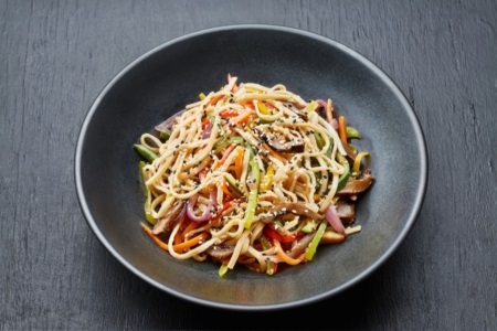 Лапша с овощами и грибами