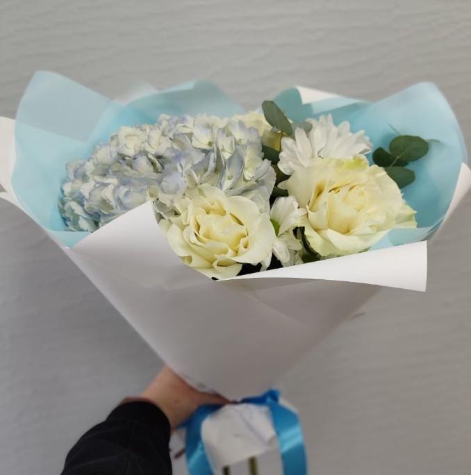 Букет с гортензией и французскими розами