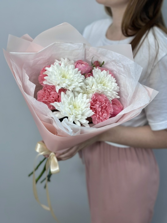 Букет с пионовидными розами, хризантемами и гвоздикой