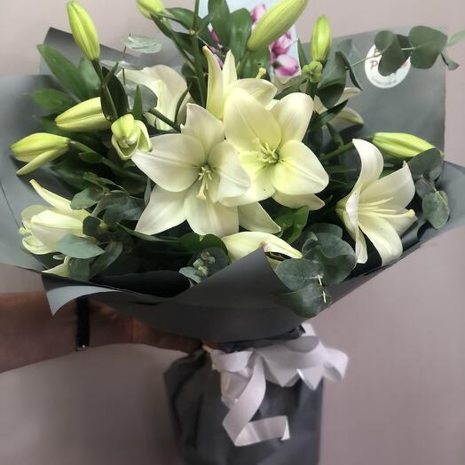 Букет лилий с эвкалиптом