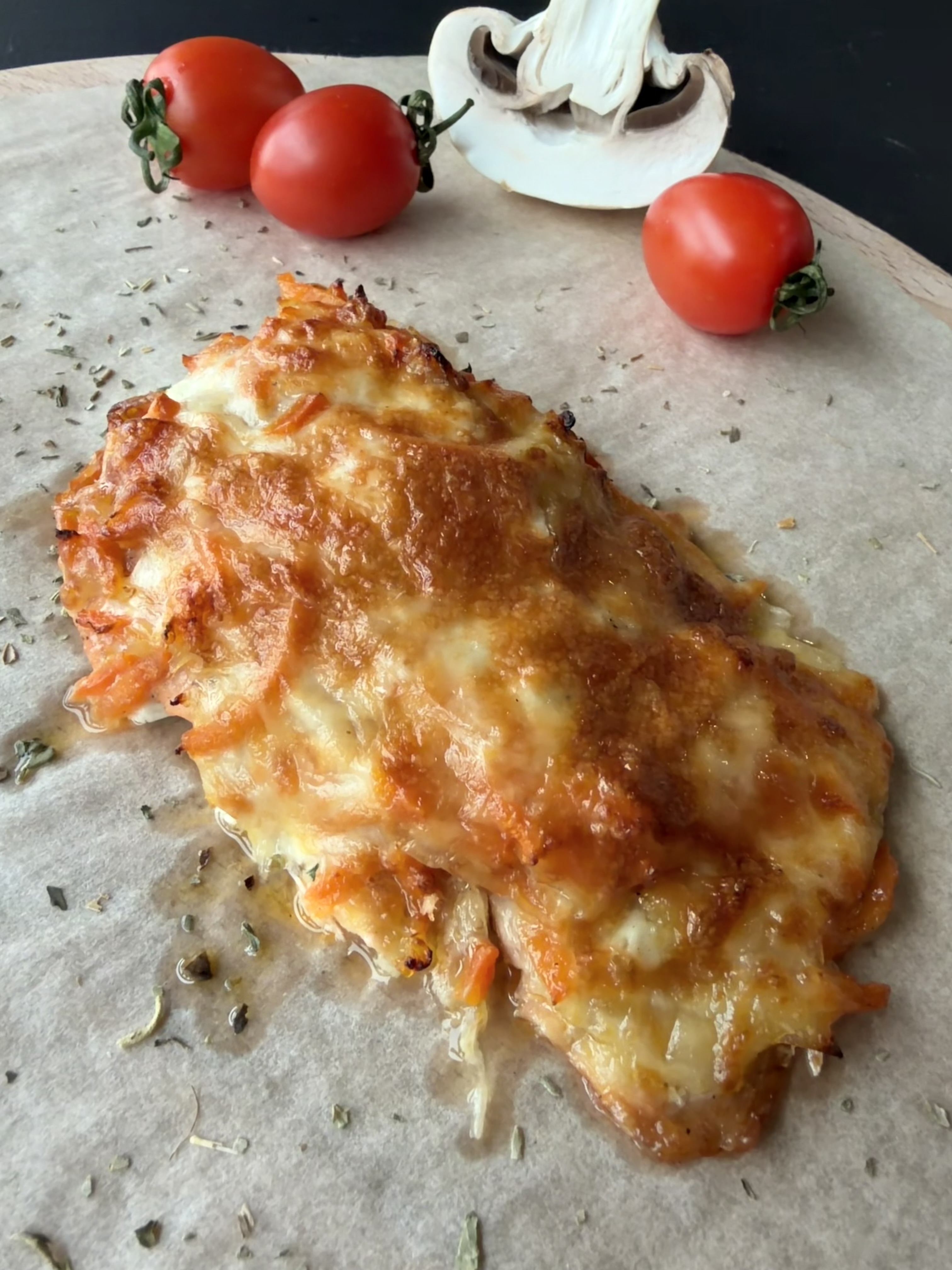 Кета под сыром и овощами
