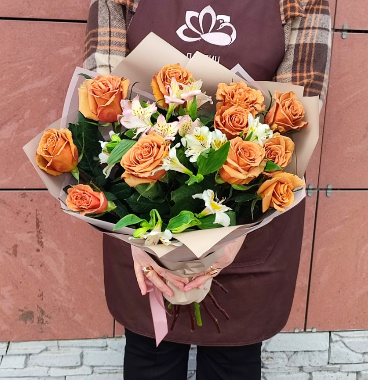 Букет из роз и альстромерий