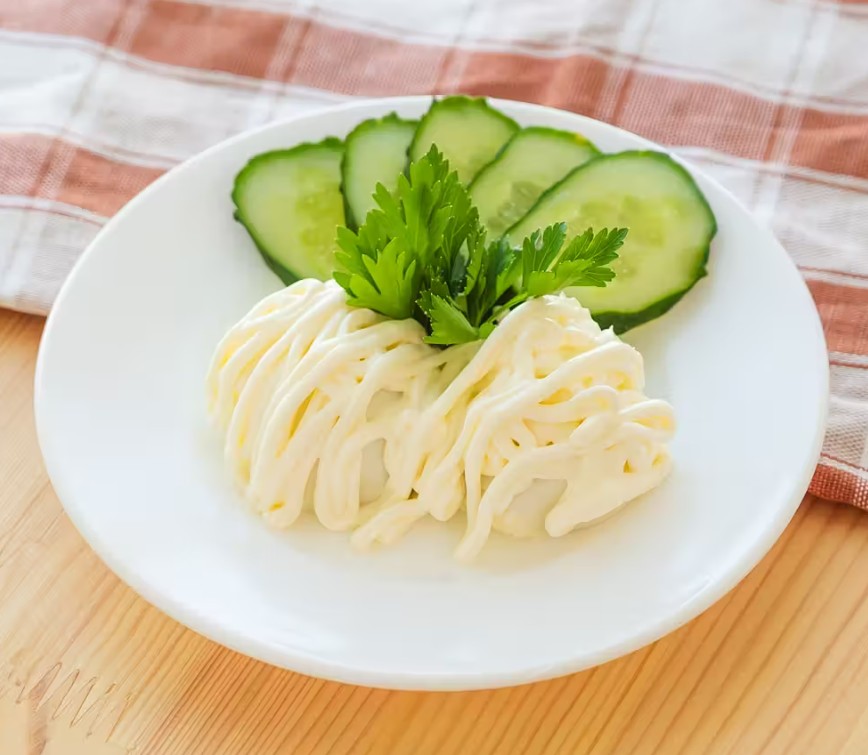 Яйцо под майонезом со свежим огурцом