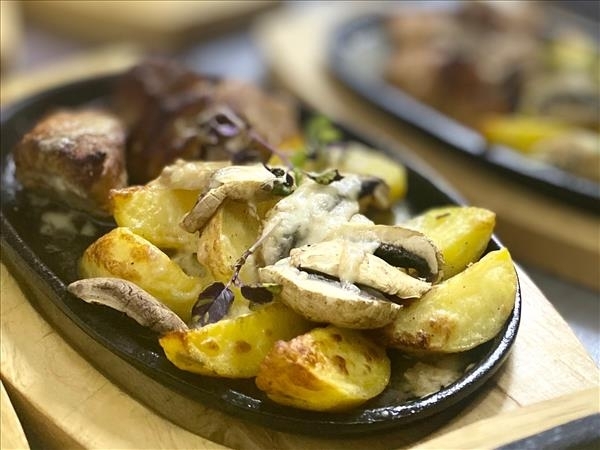 Шипящая сковорода от Генриха с грибами