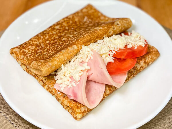 Блин с ветчиной, сыром и помидорами