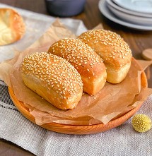 Хлеб белый с кунжутом 1 шт