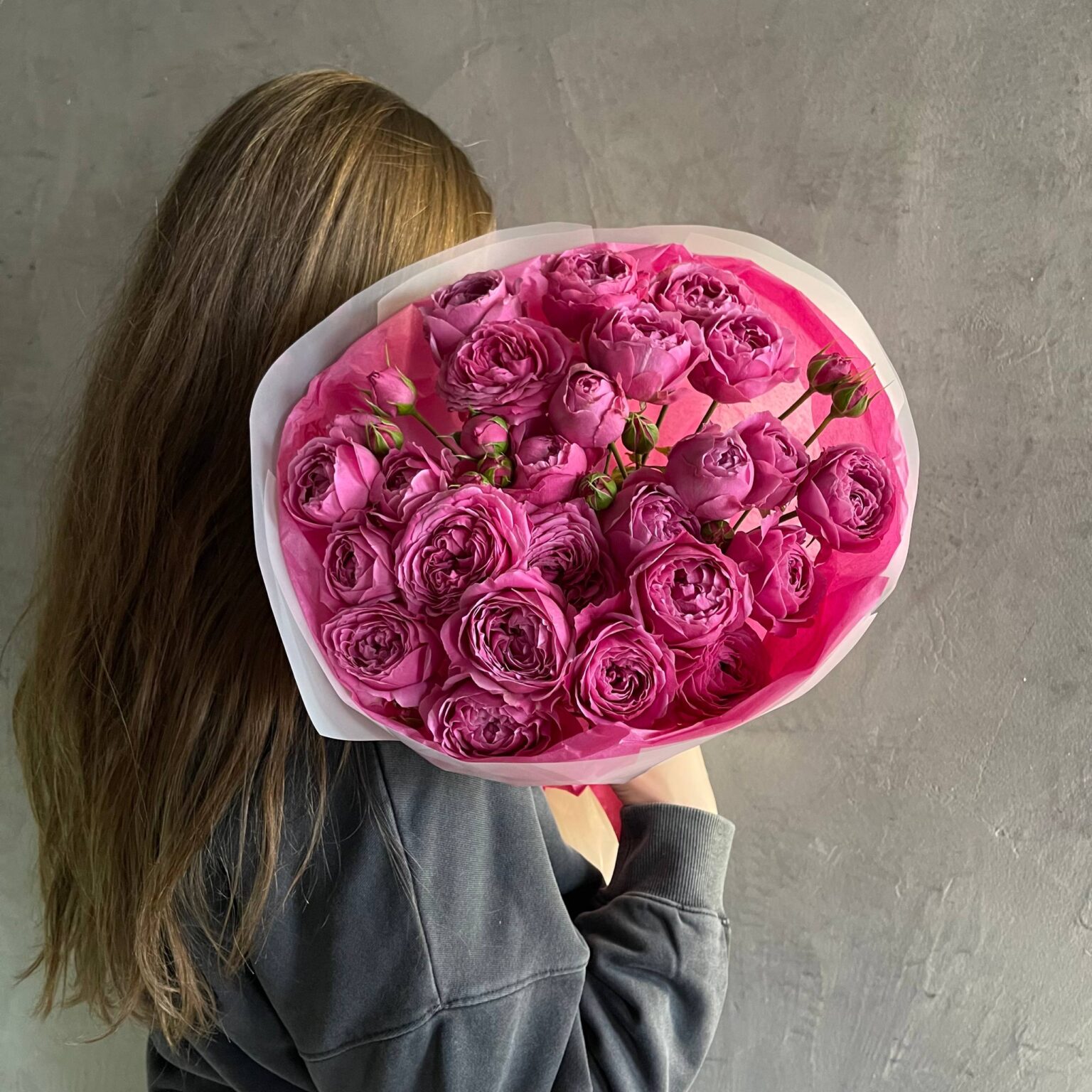 Моно букет ярких кустовых роз