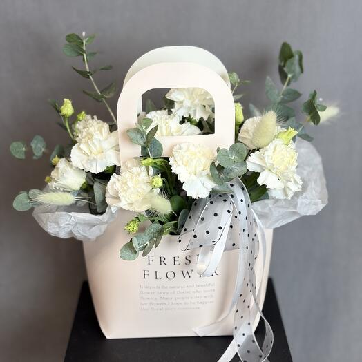 Белые цветы в цветочной сумочке