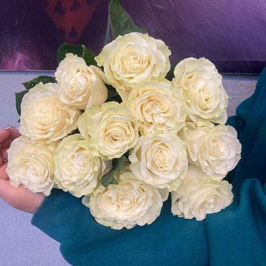 11 белых роз Мондиаль 50 см