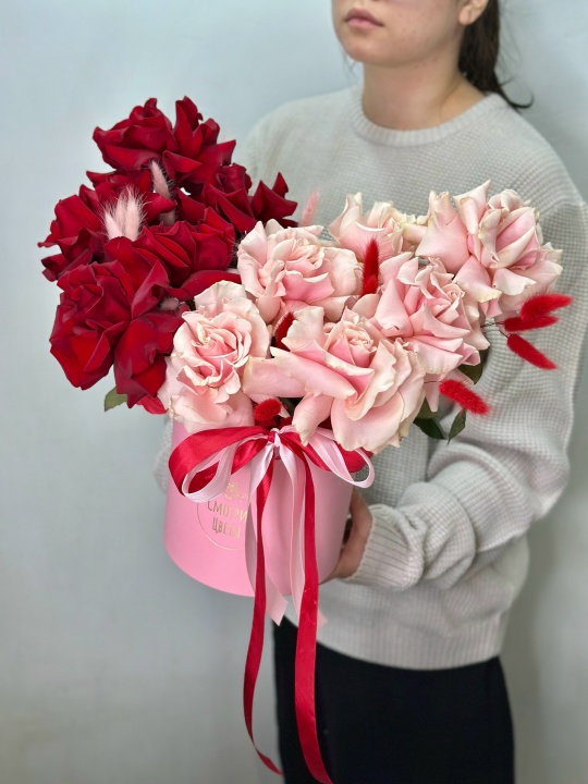 Красные и розовые французские розы с лагурусом в розовой коробке