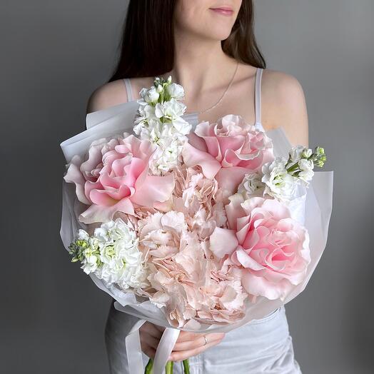 Нежный букет французская роза, розовая гортензия и маттиола