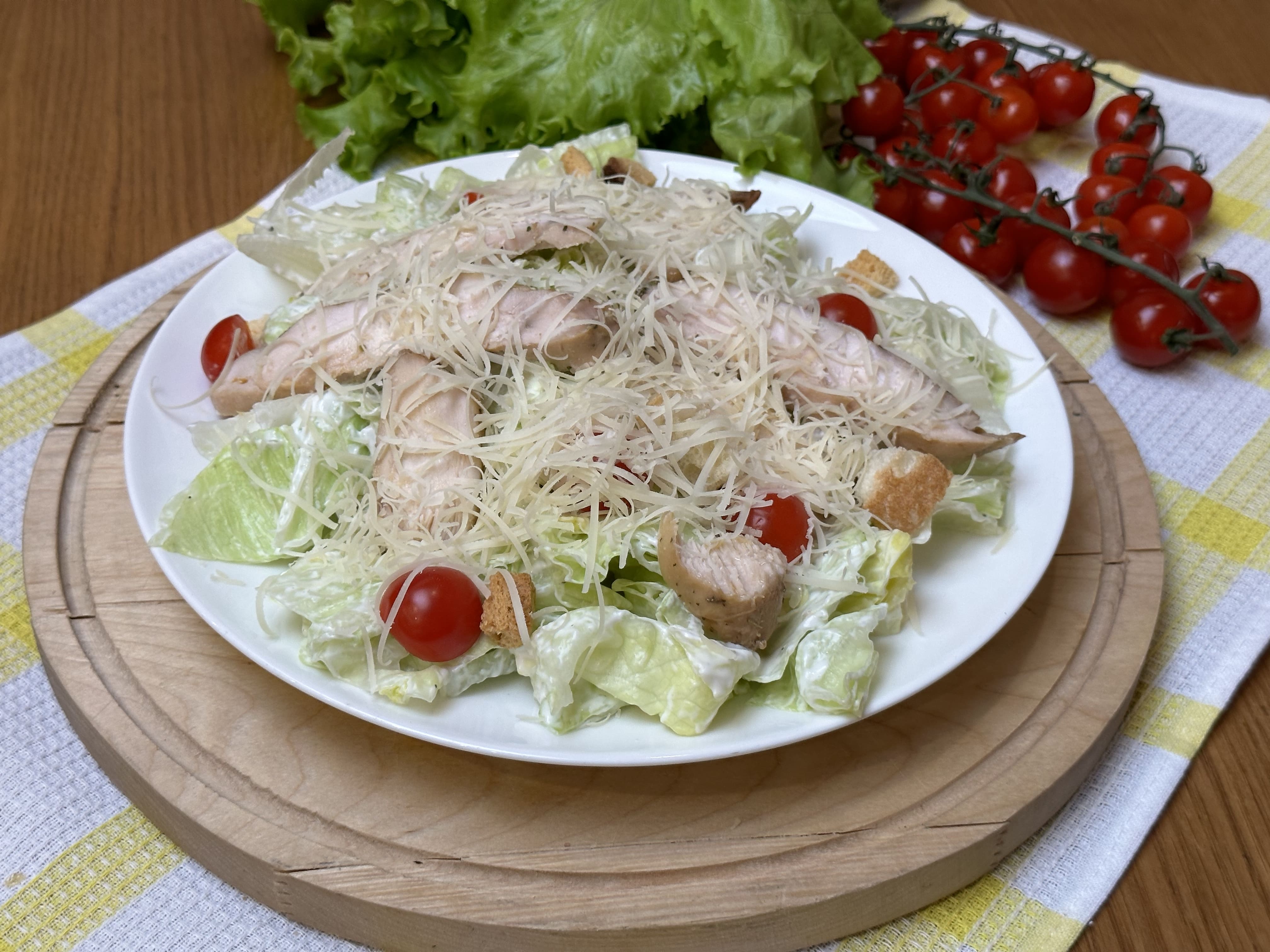 Салат Цезарь с курицей