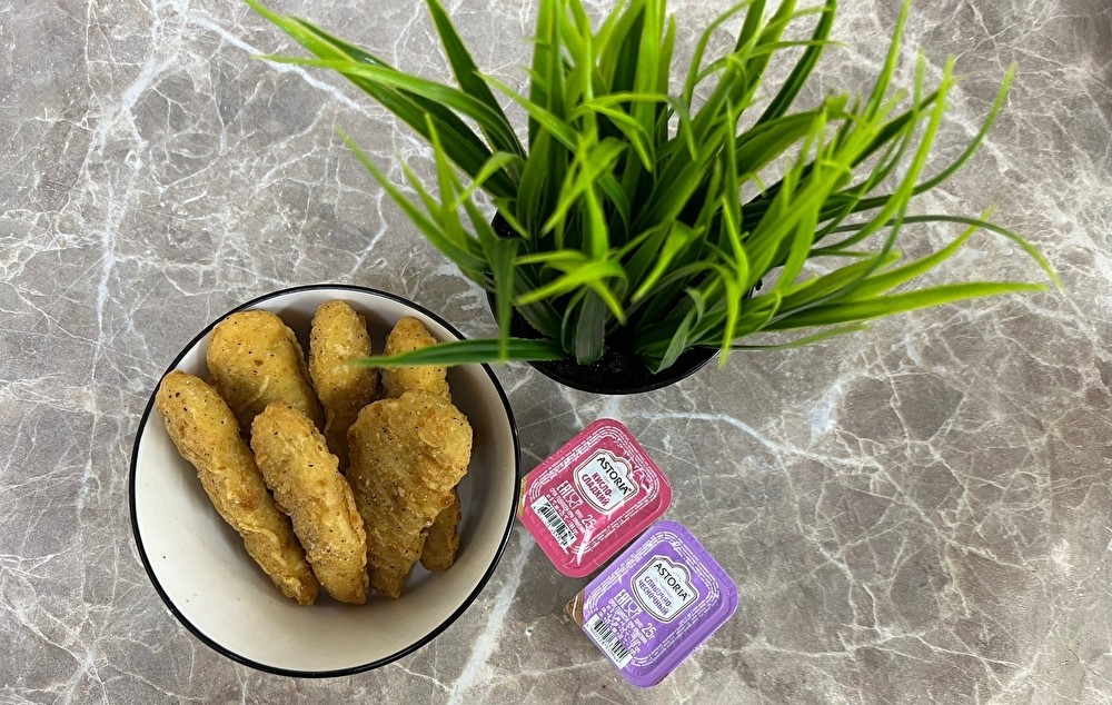 Куриные кусочки в панировке 300 грамм +соус