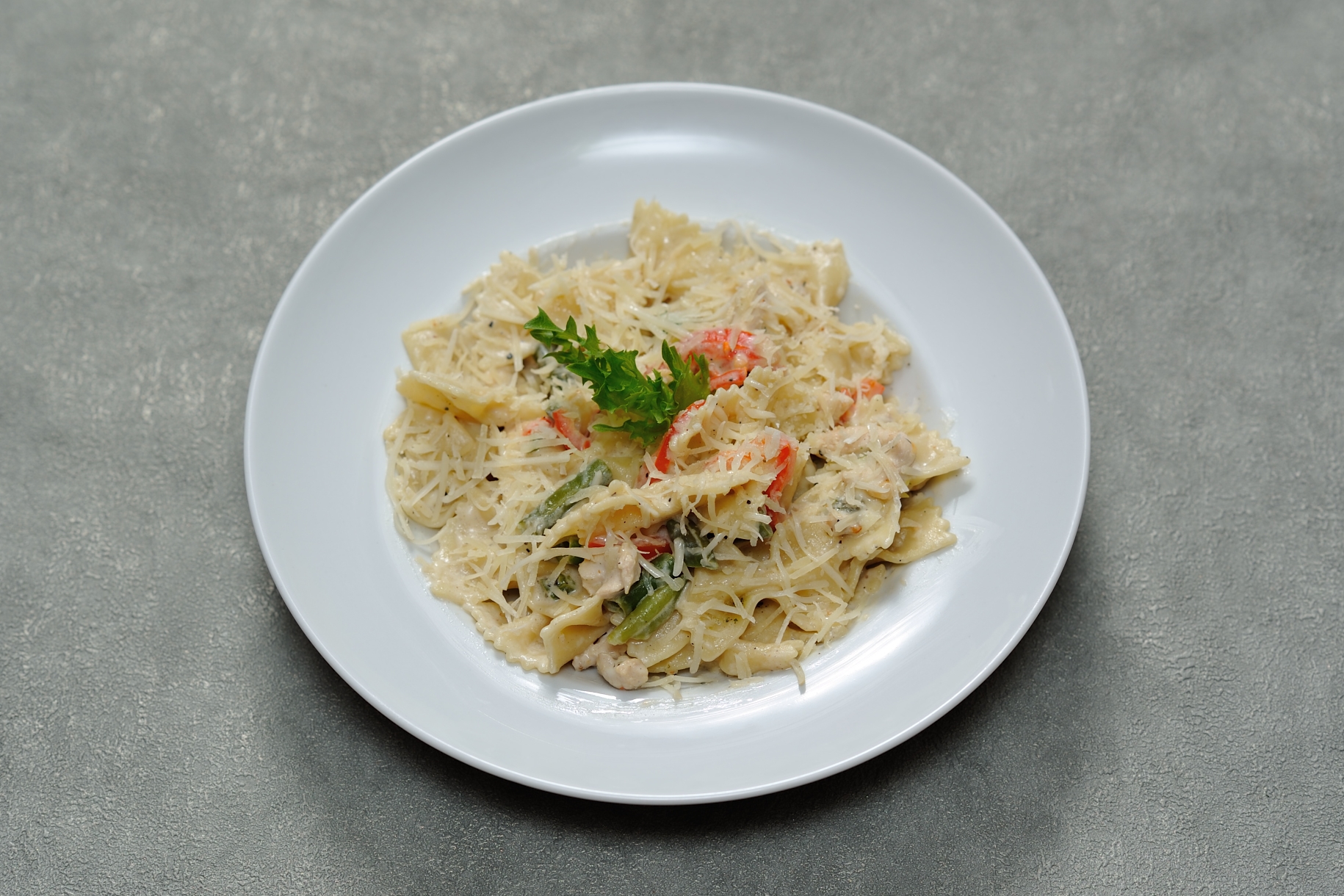 Фарфале с курицей и овощами