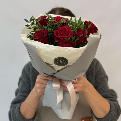 Букет из роз и зелени 