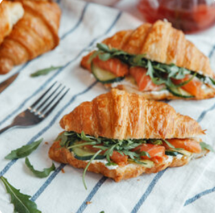 Круассан с лососем