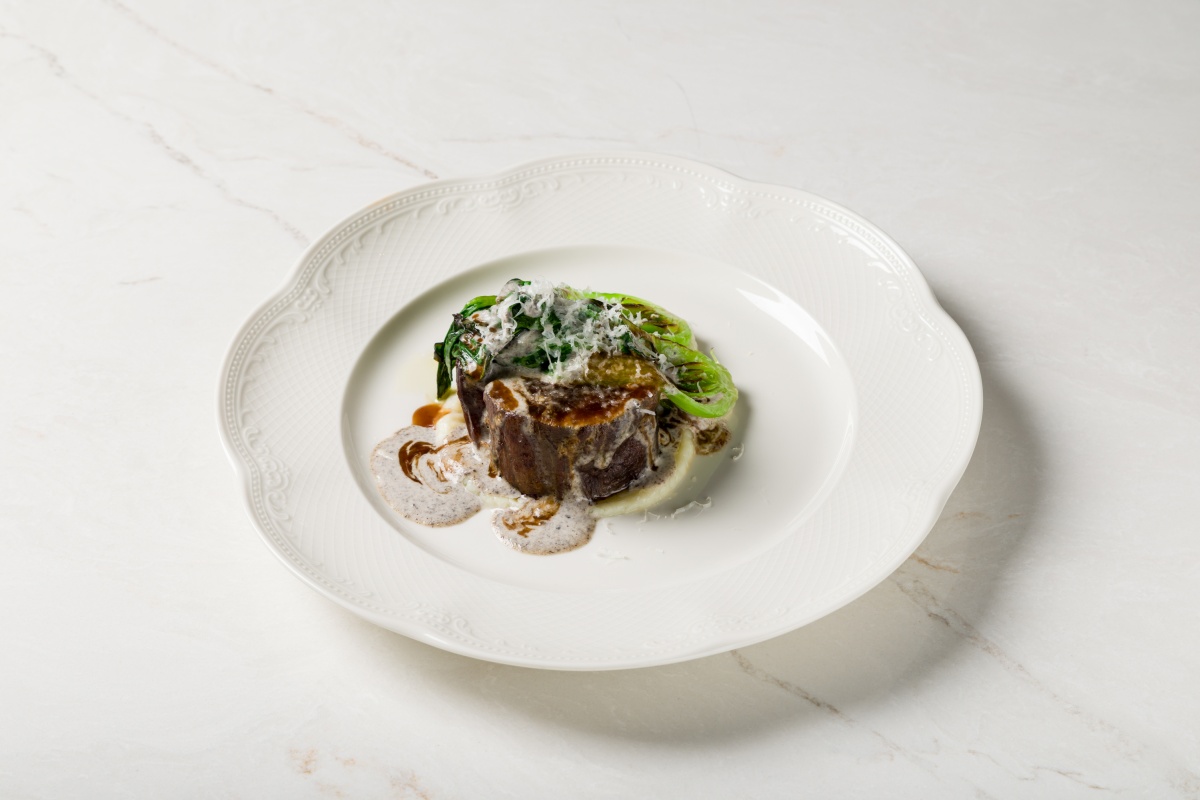 Говядина россини с трюфельным соусом и салат пак-чой