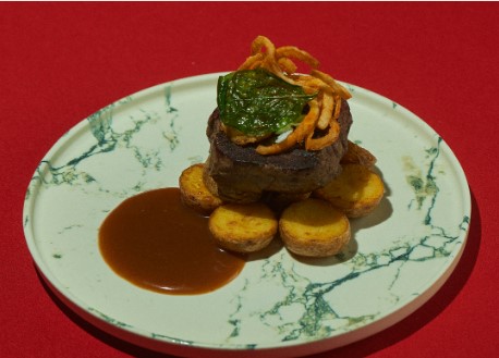 Стейк из говядины с молодым картофелем