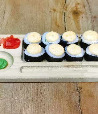 Ролл с крабом и спайси-шапкой