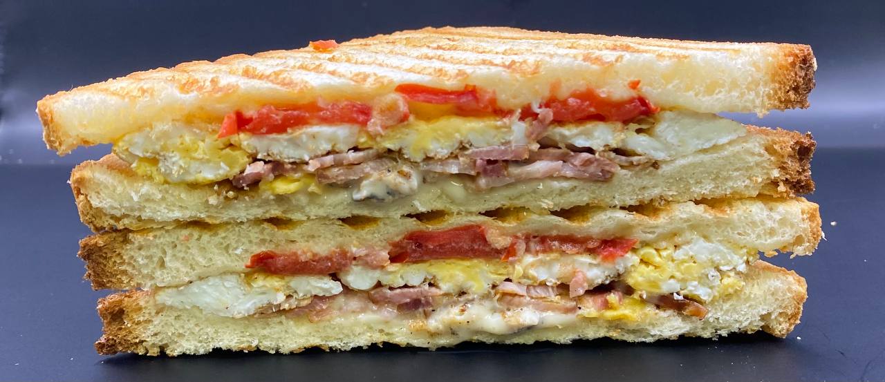 Сендвич с яйцом и беконом