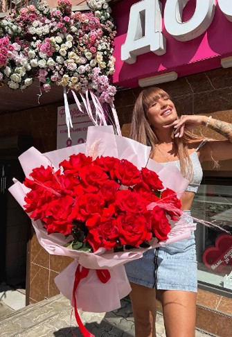 17 алых французских роз