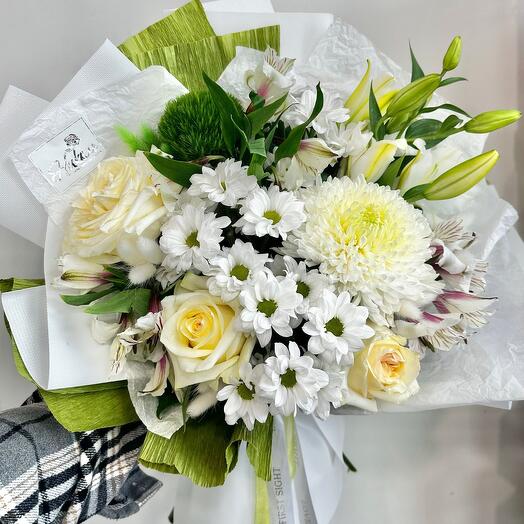 Букет «Собран в полях» хризантем, роз, лилий