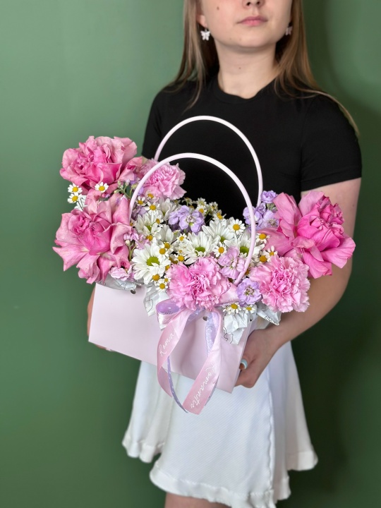 Милая сумочка с розой Кантри ,хризантемой ,ромашками ,маттиолой и диантусами