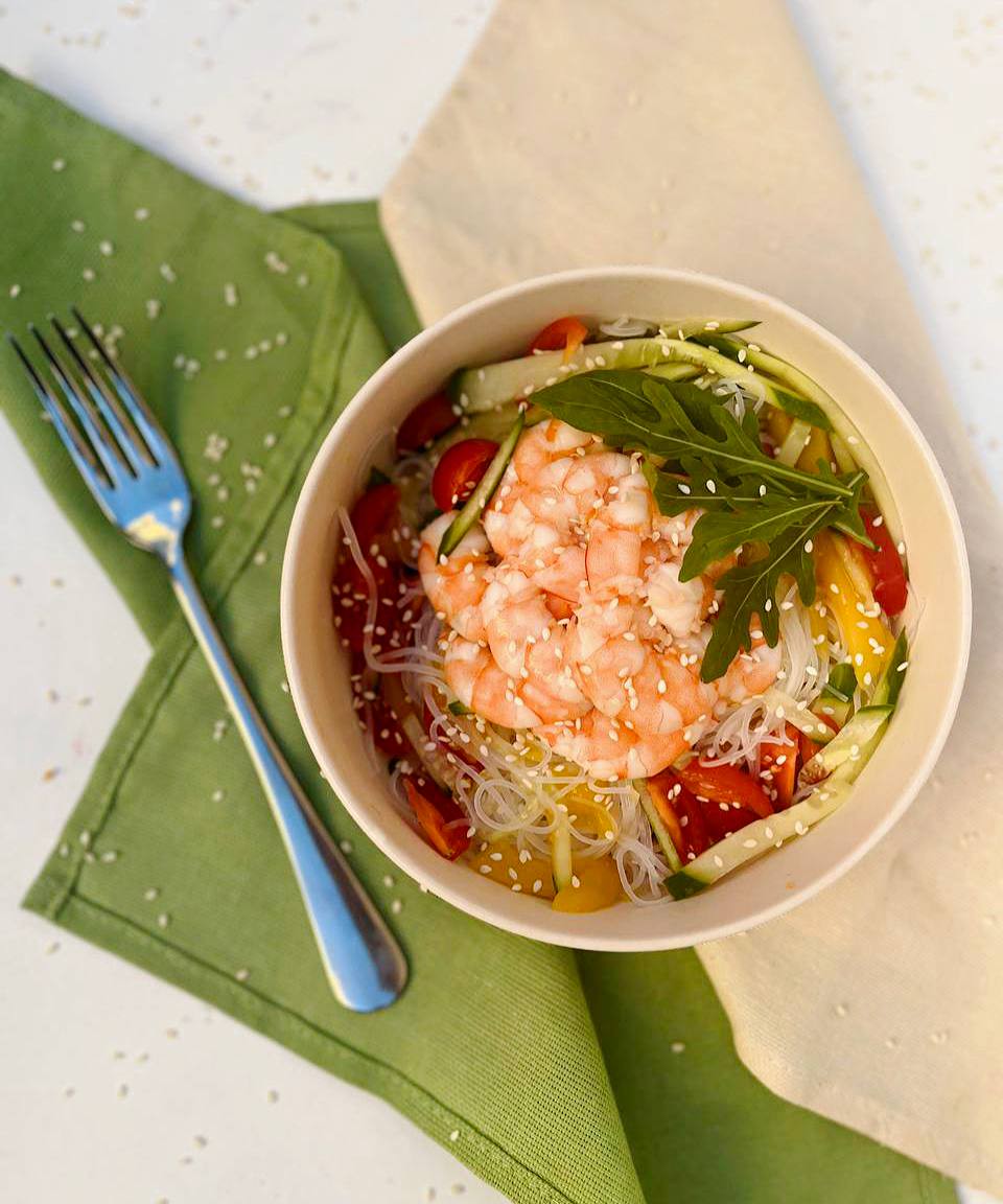 Салат с фунчозой и креветками.