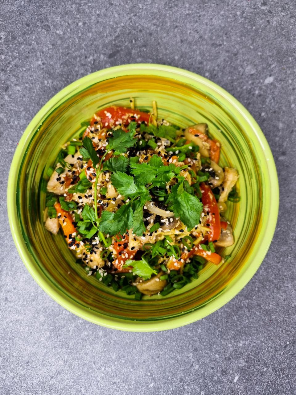 Яичная лапша с курицей в устричном соусе