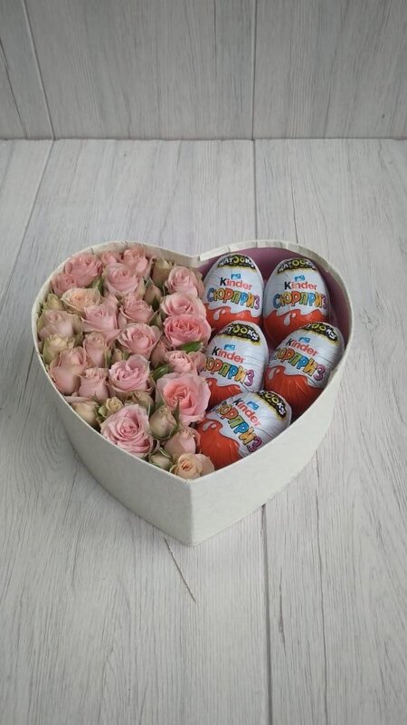 Коробка с розовыми кустовыми розами и киндерами