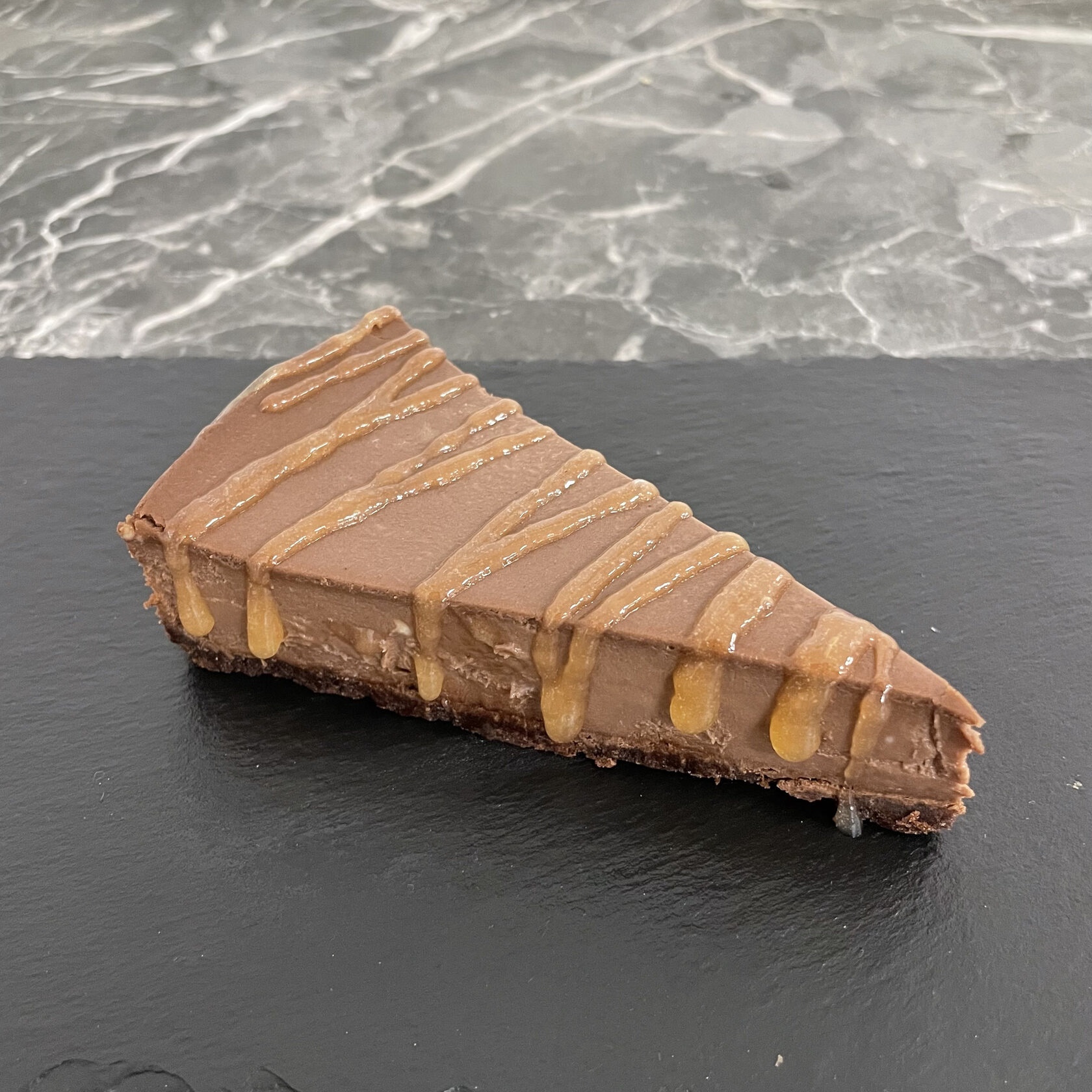 Шоколадный чизкейк с карамельным топпингом