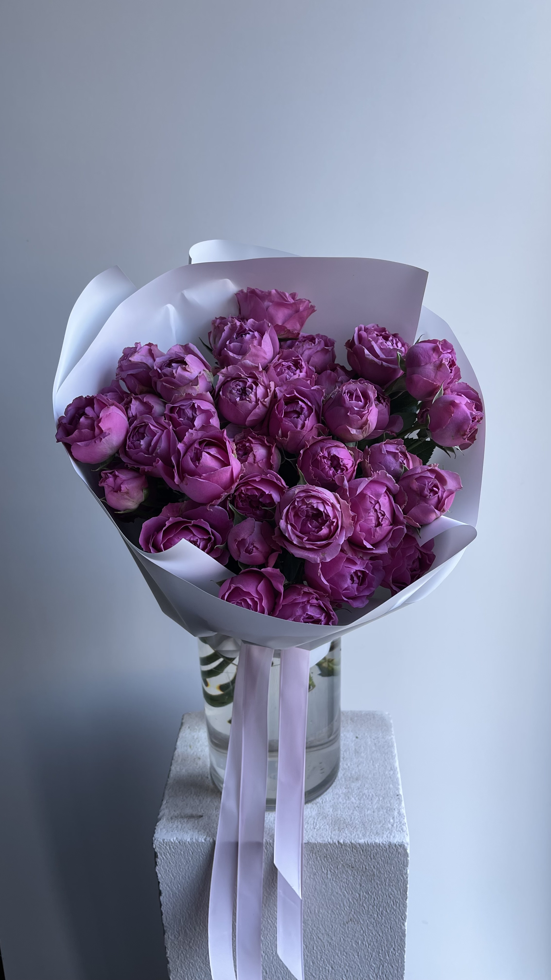 Моно-букет с кустовыми пионовидными розами