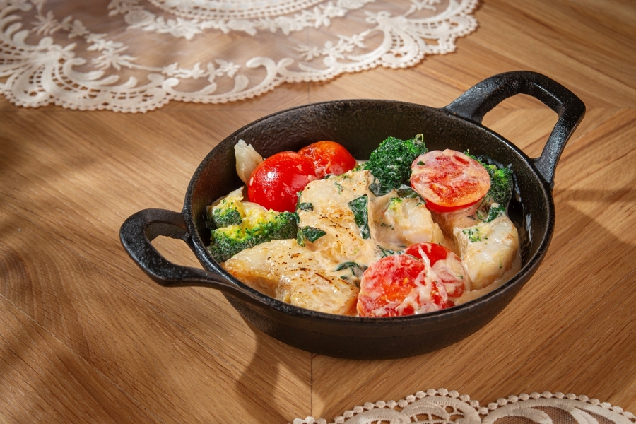 Судак запеченный в сливочном соусе и овощами