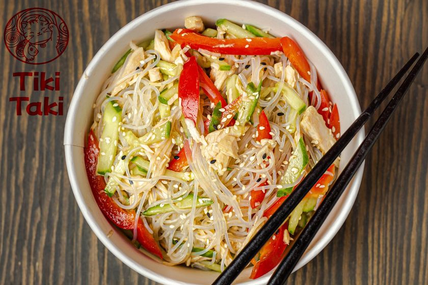 Салат с фунчозой и куриной грудкой