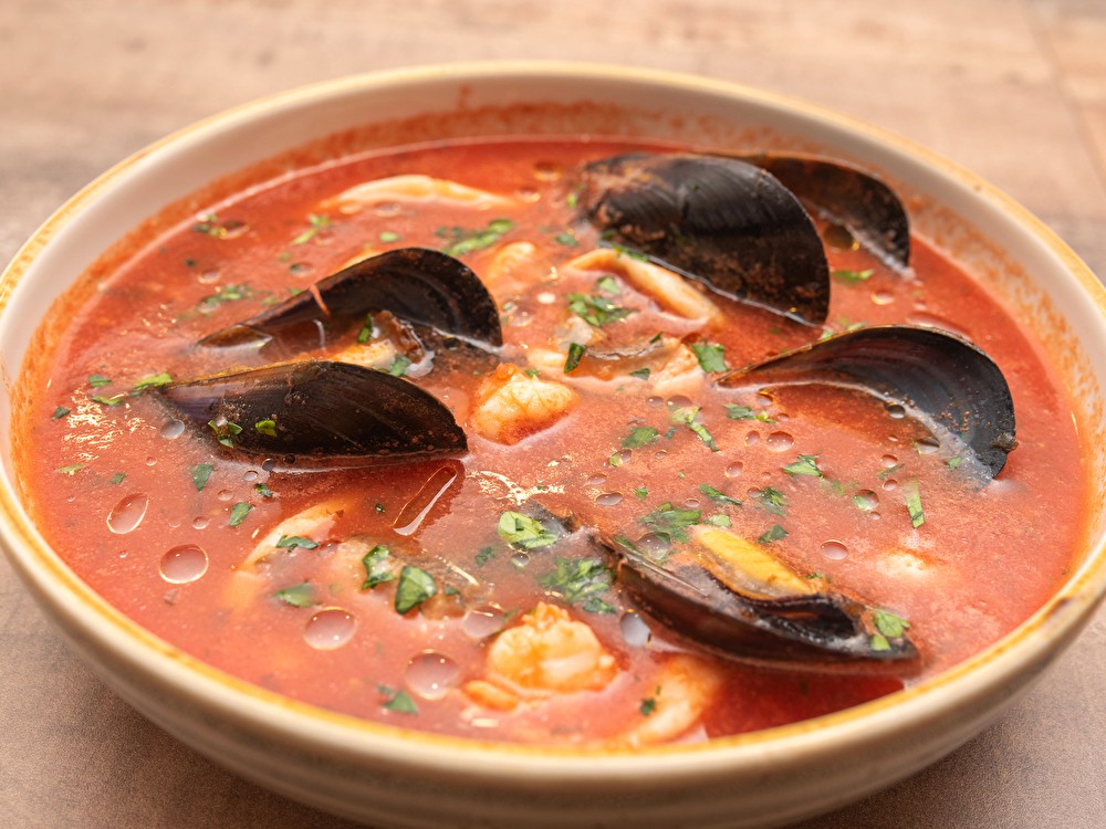 Томатный суп с морепродуктами