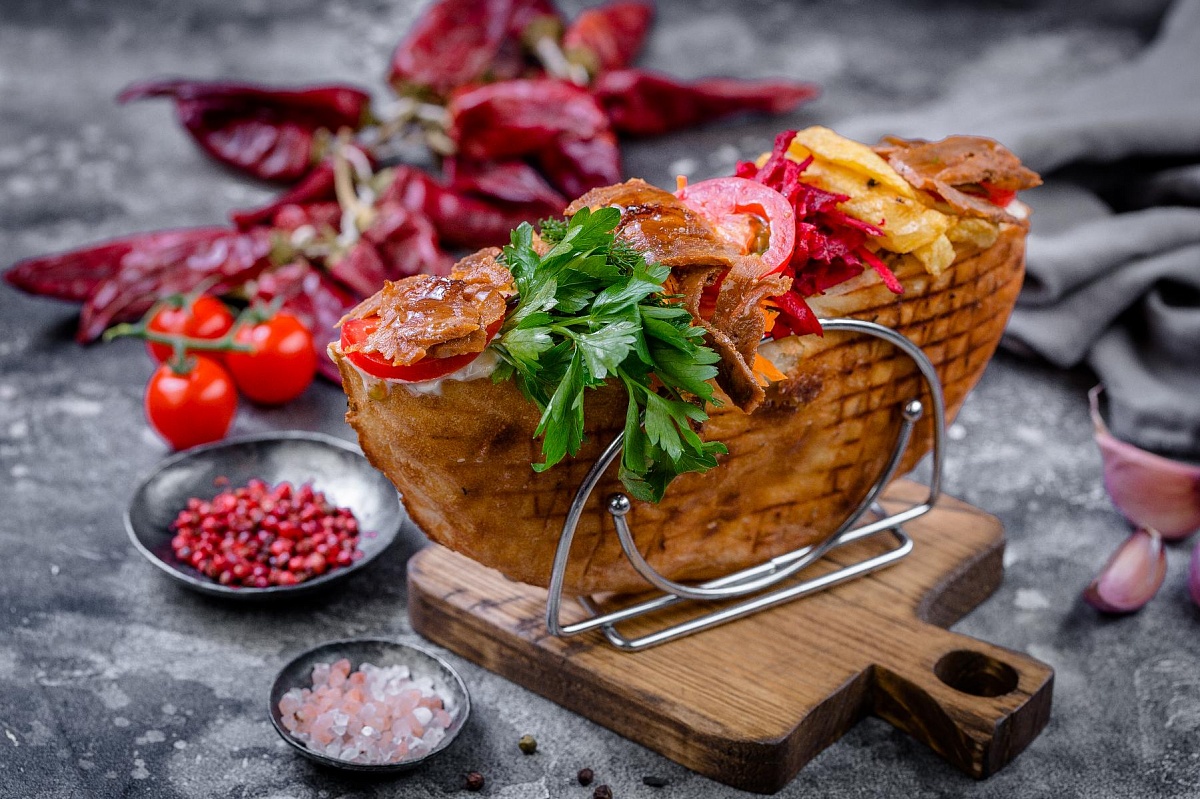 Шаурма с курицей и ягненком в лепешке