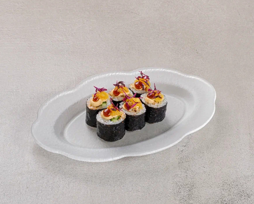 Ролл угорь с щучьей икрой