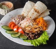 Микс с курицей и говядиной на тарелке