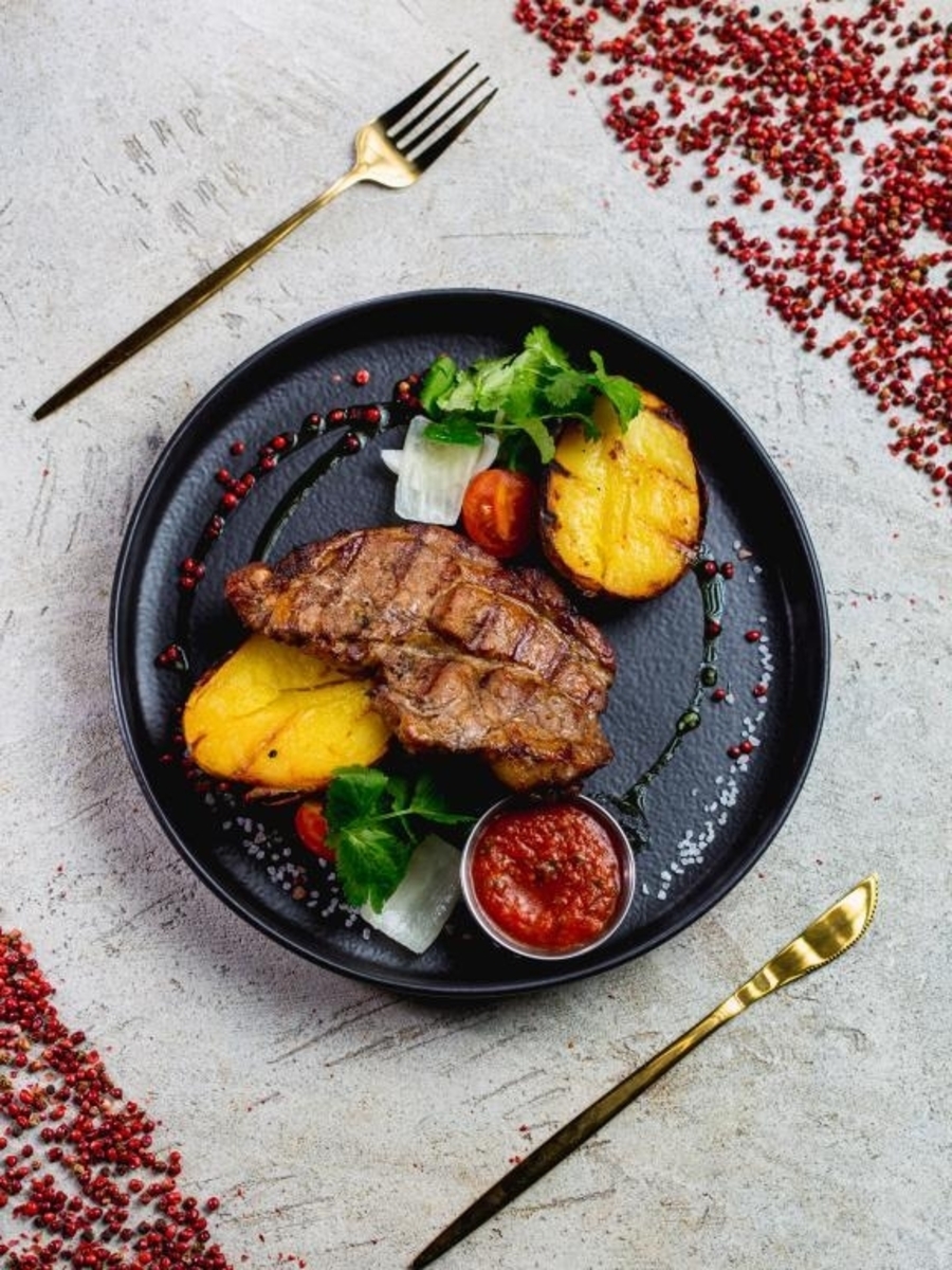 *Стейк свиной с печеным картофелем