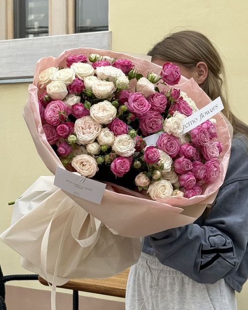 Букет из розовых и белых кустовых роз