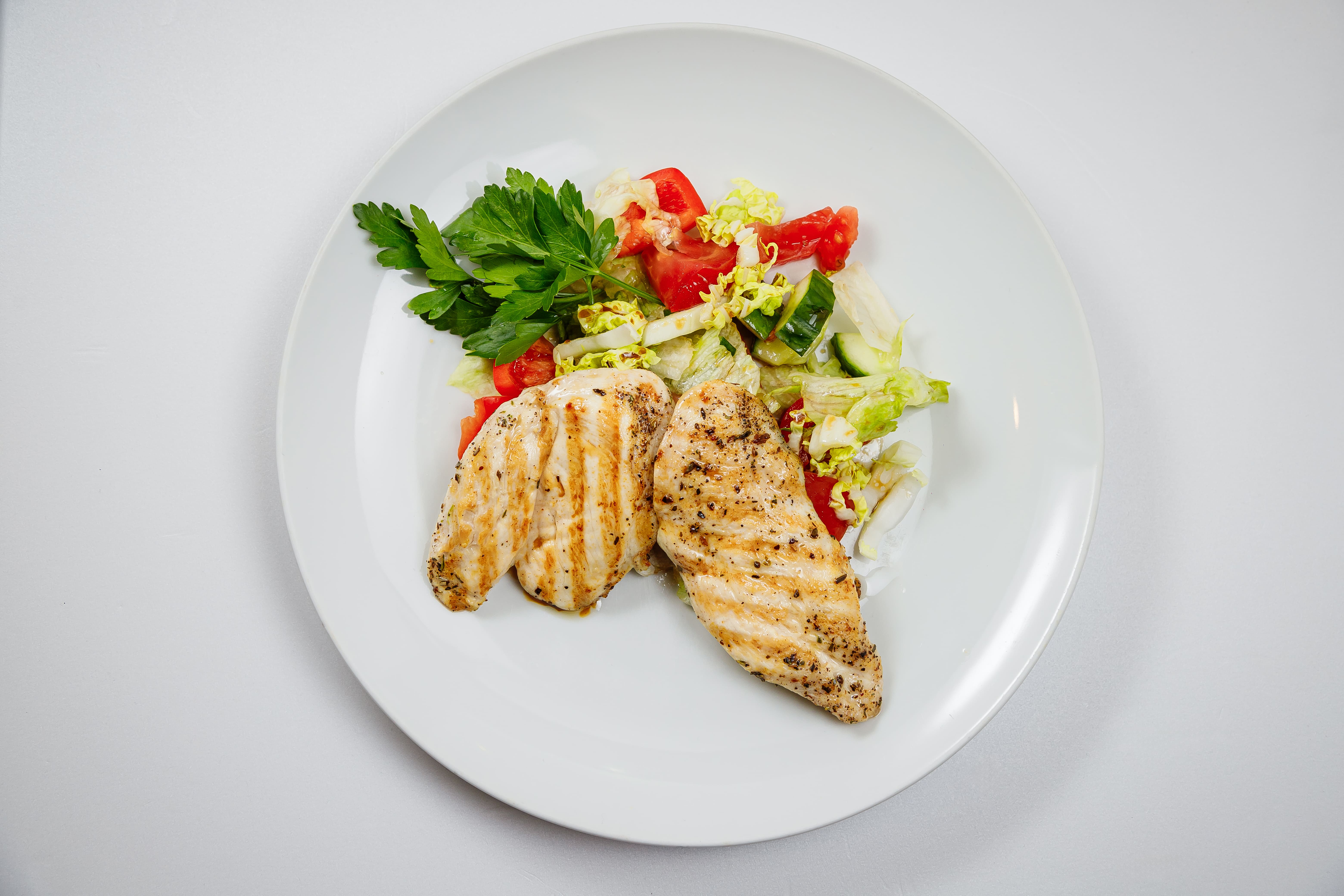 Куриная грудка-гриль со свежими овощами