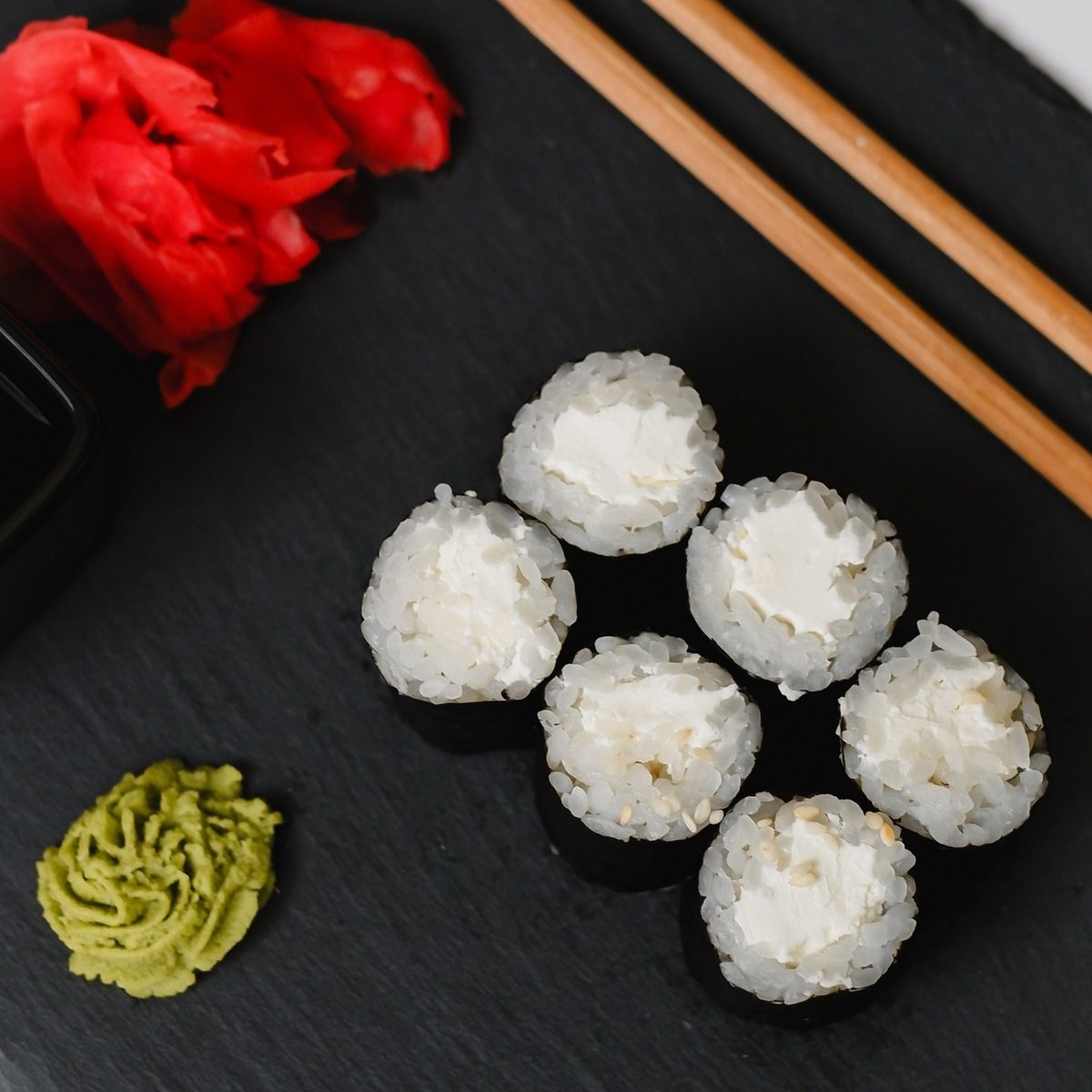 Маки ролл с сыром.