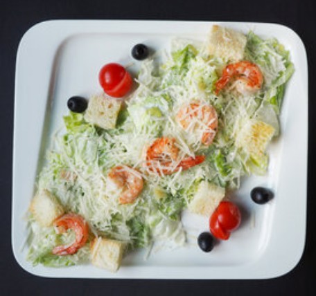 Салат Цезарь с тигровыми креветками