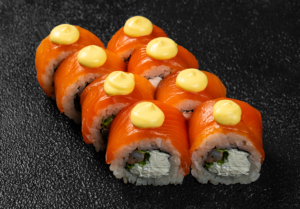 Императорский ролл с лососем, креветкой и соусом манго