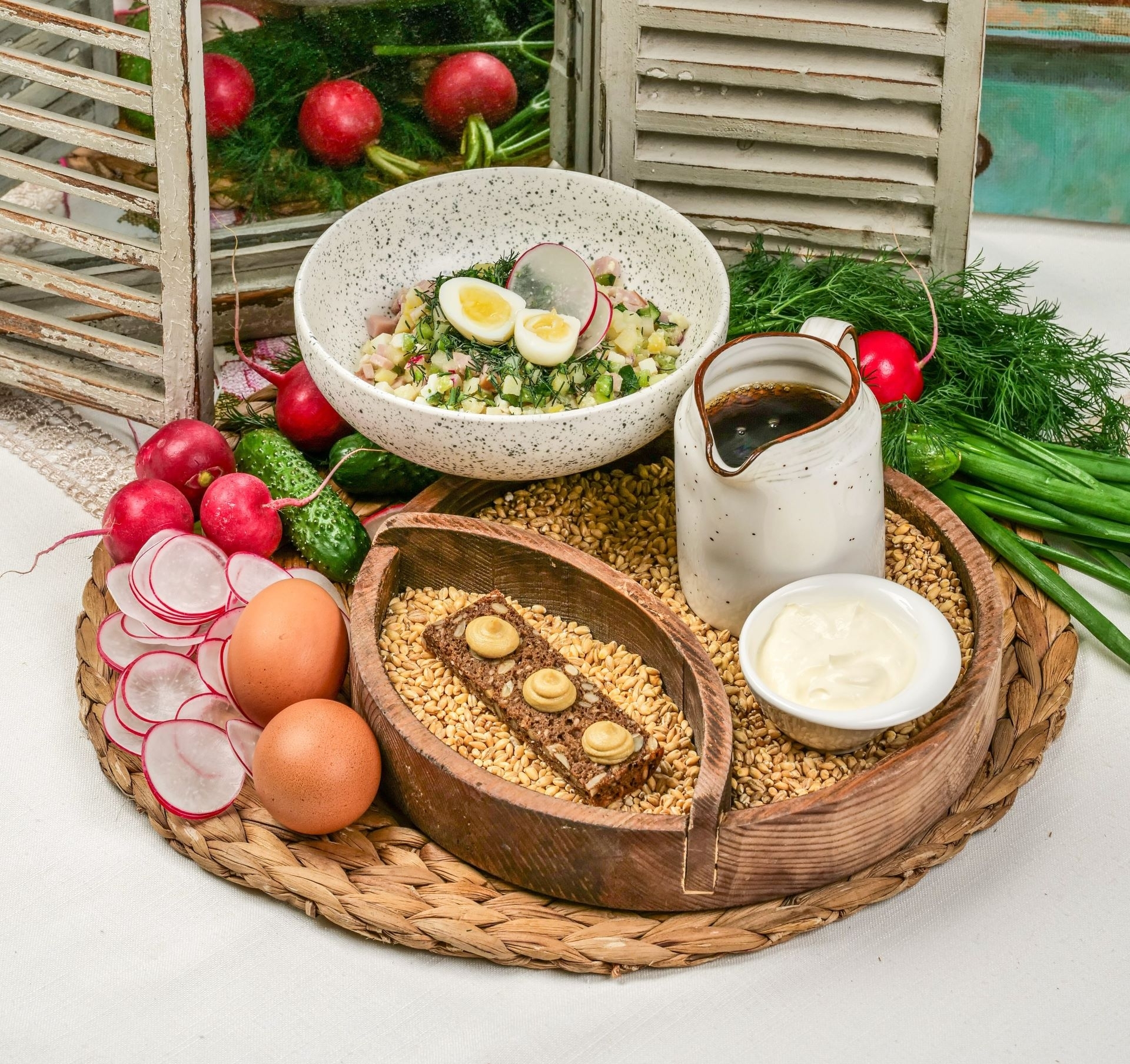 Окрошка на квасе с ветчиной и свежими овощами