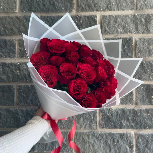 Букет из 25 красных роз в оформлении