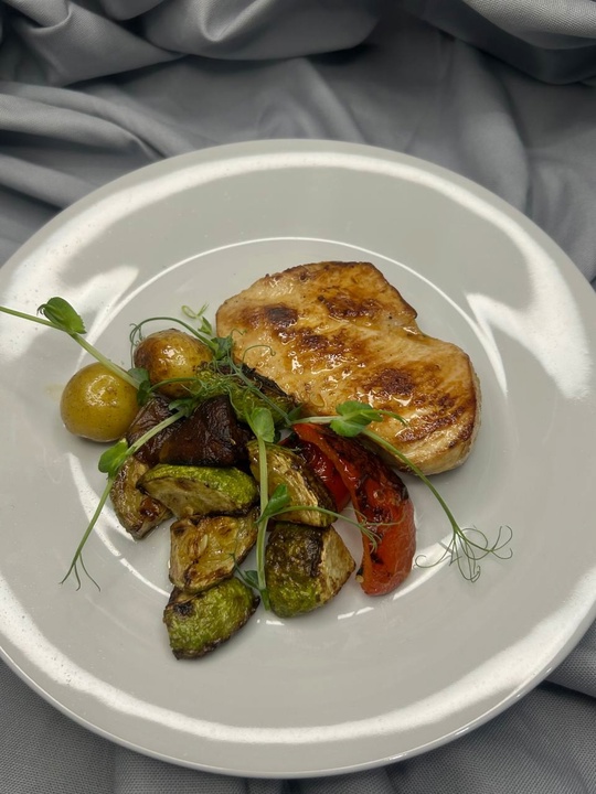 Запеченная куриная грудка с овощами